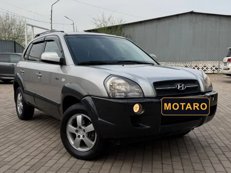 Серебристый Hyundai Tucson 2006 года, вид спереди