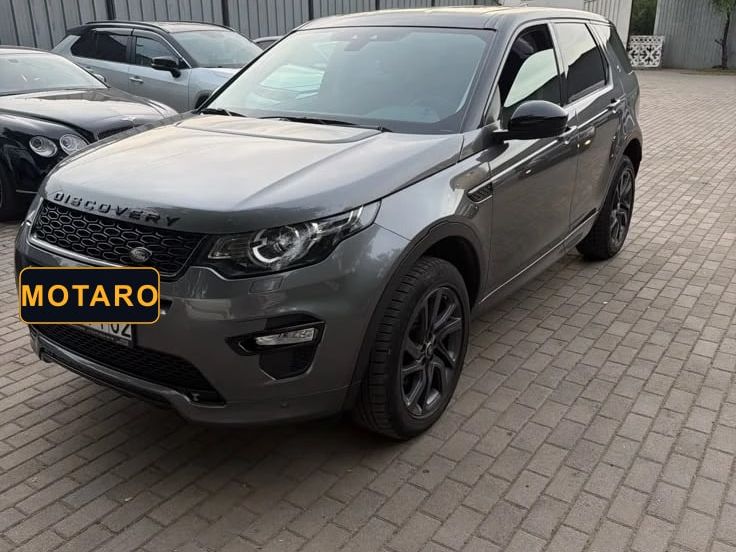 Серый Land Rover Discovery Sport 2019 года на брусчатке