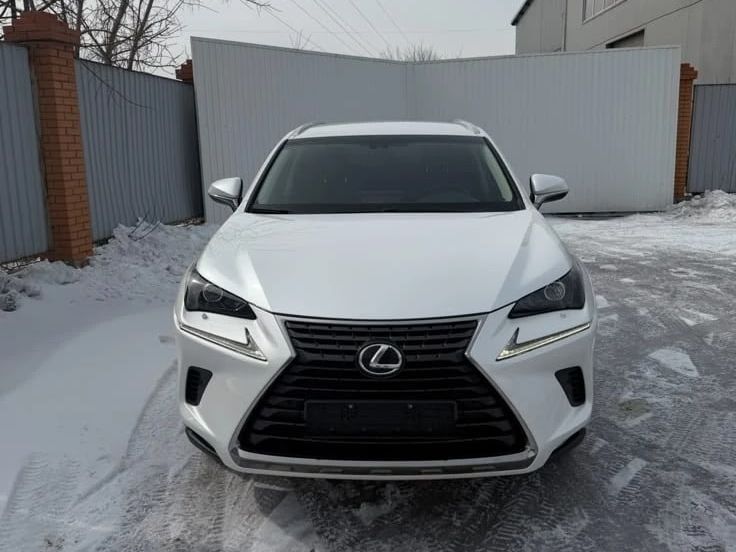 Белый Lexus NX 300 2019 года, вид спереди