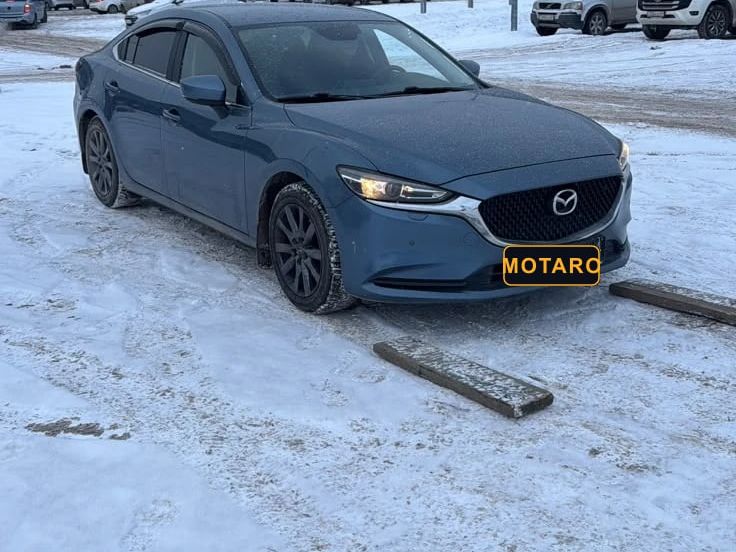 Синяя Mazda 6 2021 года на парковке