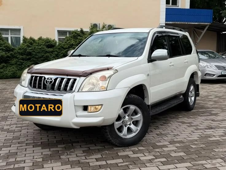 Белый Toyota Land Cruiser Prado 120 2007 года, вид спереди сбоку