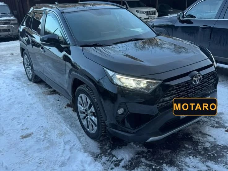 Чёрный Toyota RAV4 2021 года, вид спереди сбоку