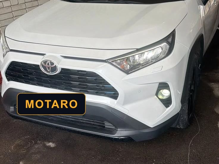 Белый Toyota RAV4 2021 года, вид спереди