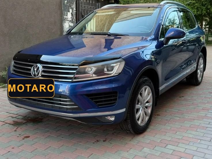 Синий Volkswagen Touareg 2015 года, вид спереди сбоку